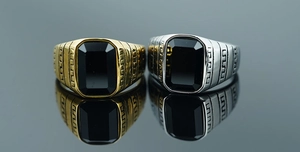 Dettaglio di anelli vintage da uomo in acciaio oro e argento con pietre nere rettangolari