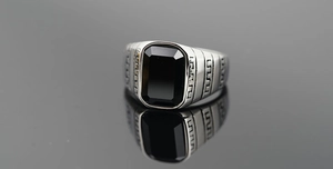 Dettaglio macro di anello vintage da uomo in acciaio con pietra di ossidiana nera