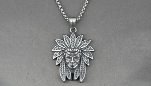 Gros plan du pendentif chef indien vintage avec plumes détaillées et sa chaîne