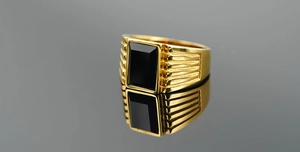 Dettaglio anello a sigillo da uomo in oro con onice nero e scanalature laterali