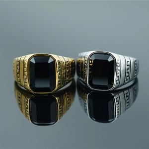 Anello a Sigillo da Uomo in Acciaio al Titanio Vintage Con Strass Nero Intarsiato Motivo Greca Gioielli Invecchiati