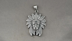 Gros plan du pendentif indien maya en acier avec détails précis de la coiffe de plumes