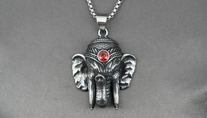 Gros plan du pendentif tête d'éléphant rétro avec pierre rouge et chaîne box