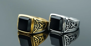 Détail de bagues rétro en acier titane avec obsidienne noire carrée en or et argent