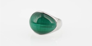 Dettaglio macro di un anello in acciaio al titanio argento con inserto in malachite