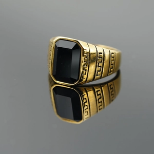 Anello vintage da uomo in acciaio inossidabile dorato con onice nero e motivo greco a meandro