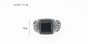 Détail de la bague vintage avec pierre noire carrée et gravures sur les côtés