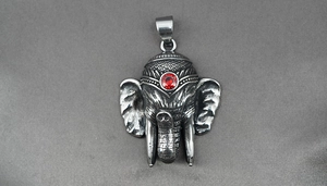 Vue détaillée du pendentif éléphant en argent vintage avec incrustation de pierre rouge
