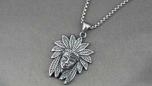 Gros plan du pendentif tribal Maya avec coiffe en plumes complexe en acier au titane