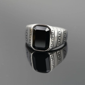 Anello vintage da uomo in acciaio inossidabile con ossidiana nera e motivo a chiave greca