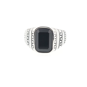 Anello vintage da uomo in acciaio al titanio con onice nero e motivo a greca