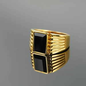 Anello con sigillo vintage in acciaio titanio dorato con onice nero rettangolare da uomo