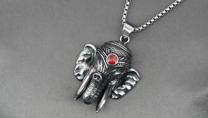 Vue détaillée du pendentif éléphant en acier titane avec une pierre précieuse rouge vif