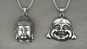 Detalle de los colgantes de cabeza de Buda y Buda risueño en acero inoxidable