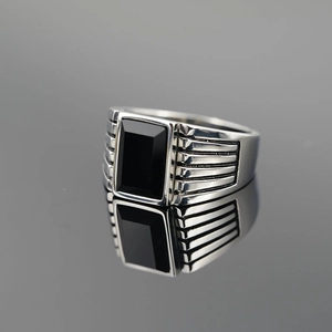 Anello da uomo vintage in acciaio inossidabile con onice nera rettangolare e scanalature