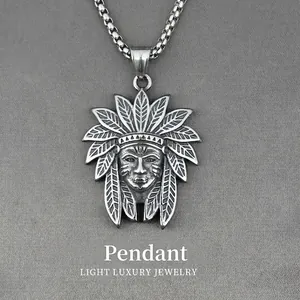 Collier Pendentif Chef Amérindien Rétro en Acier Inoxydable avec Portrait de Plume Vieilli pour Homme Bijoux