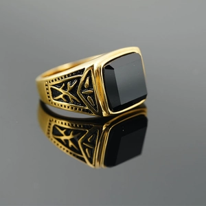 Bague homme vintage dorée avec pierre noire carrée et gravures de croix sur les côtés
