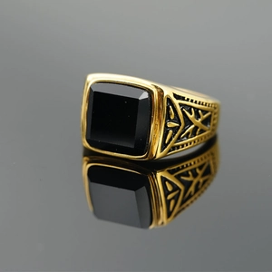 Bague vintage pour hommes en acier titane doré avec pierre d'obsidienne noire carrée