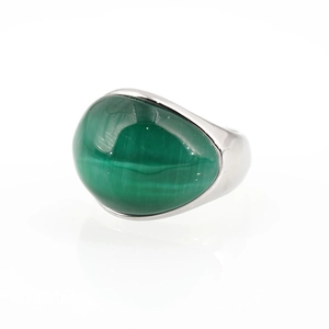 Anello vintage in acciaio al titanio con gemma verde tonda ed effetto occhio di gatto