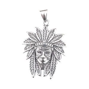 Collier avec pendentif chef maya en acier inoxydable argenté vieilli et plumes