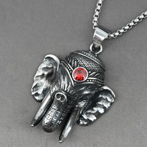 Collier avec pendentif tête d'éléphant vintage, pierre rouge et chaîne en acier inox
