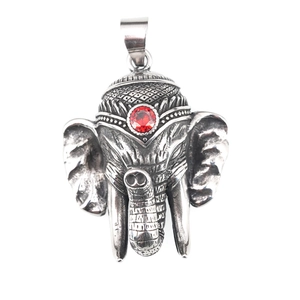 Pendentif éléphant rétro en acier inoxydable avec pierre rouge sur fond blanc