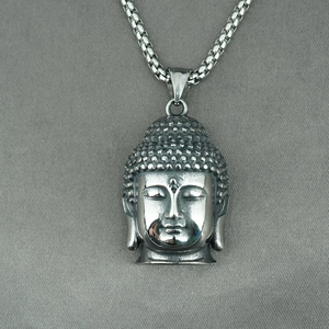 Collar con colgante de cabeza de Buda en acero inoxidable pulido y cadena de caja