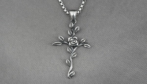Vue macro du pendentif croix gothique vintage avec finition en acier inoxydable oxydé