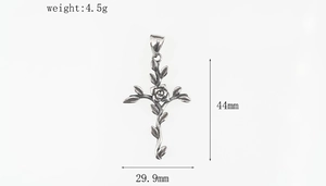 Détail du pendentif croix rose vintage en argent avec motif de vigne et dimensions