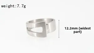 Détail d'une bague en acier titane tressé, largeur 12,2 mm avec finition en métal brossé