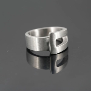 Bague pour homme en acier titane mat au style industriel avec large design carré ajouré