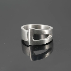 Bague vintage en acier titane avec motif tressé, finition mate et design de boucle