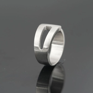 Bague vintage en acier titane pour homme avec fini mat et design géométrique évidé