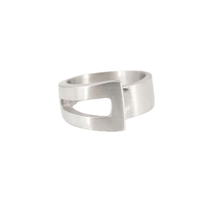 Bague rétro punk en acier titane avec design tressé géométrique et finition mate brossée