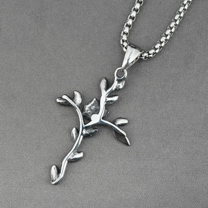 Collier croix de vigne en acier inoxydable argenté avec textures de branches naturelles