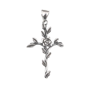 Collier avec pendentif croix rose vintage en argent gothique et détails de vigne sur fond blanc