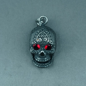 Gothic skull pendant necklace with red eye gemstones and vintage engraved patterns