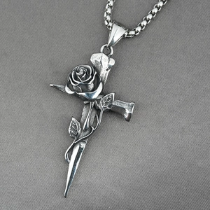 Collana con ciondolo a croce e rosa gotica vintage in acciaio inox ossidato