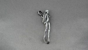 Vue détaillée du pendentif plongeur en argent vieilli avec bouteille d'oxygène et palmes