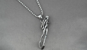 Vue détaillée du pendentif plongeur argenté vintage sur une chaîne box en acier inox