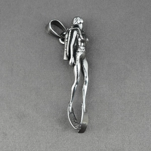 Pendentif plongeur en acier inoxydable argenté poli sur fond texturé gris anthracite