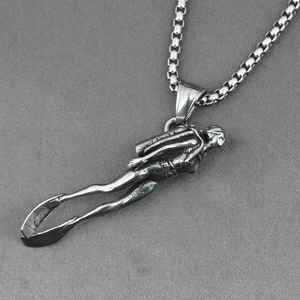 Collier avec pendentif de plongeur en acier titane et chaîne à mailles pour hommes