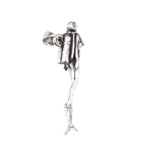 Collier avec pendentif de plongeur en acier inoxydable argenté et détails d'équipement