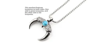 Vue détaillée du pendentif en croissant double face avec turquoise et motifs gravés vintage