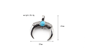 Détail du pendentif croissant en argent vintage avec pierre turquoise et gravures ethniques