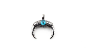 Détail du pendentif croissant en argent vintage avec pierre bleue de l'œil du diable