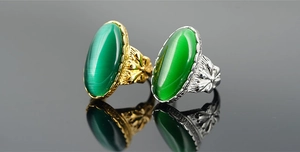 Dettaglio della trama floreale su anello vintage in acciaio titanio e occhio di gatto