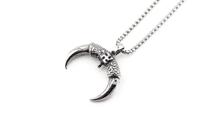 Détail du pendentif corne de bœuf en argent vintage avec gravures florales complexes