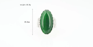 Dettaglio anello vintage in acciaio con pietra occhio di gatto verde e intaglio, 29,6 mm