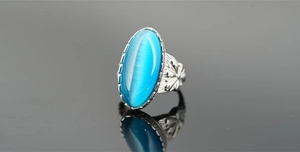 Dettaglio macro di pietra occhio di gatto blu ovale in anello d'argento inciso vintage
